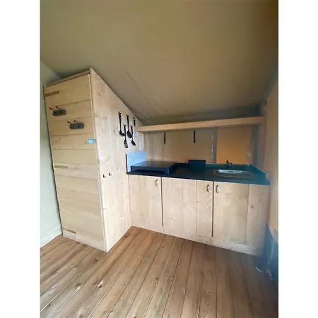 Minicamping De Lindenhoeve - Safaritent Varkentje Chalet Nistelrode