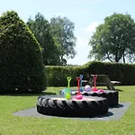 Chalé Minicamping De Lindenhoeve - Safaritent Varkentje Nistelrode
